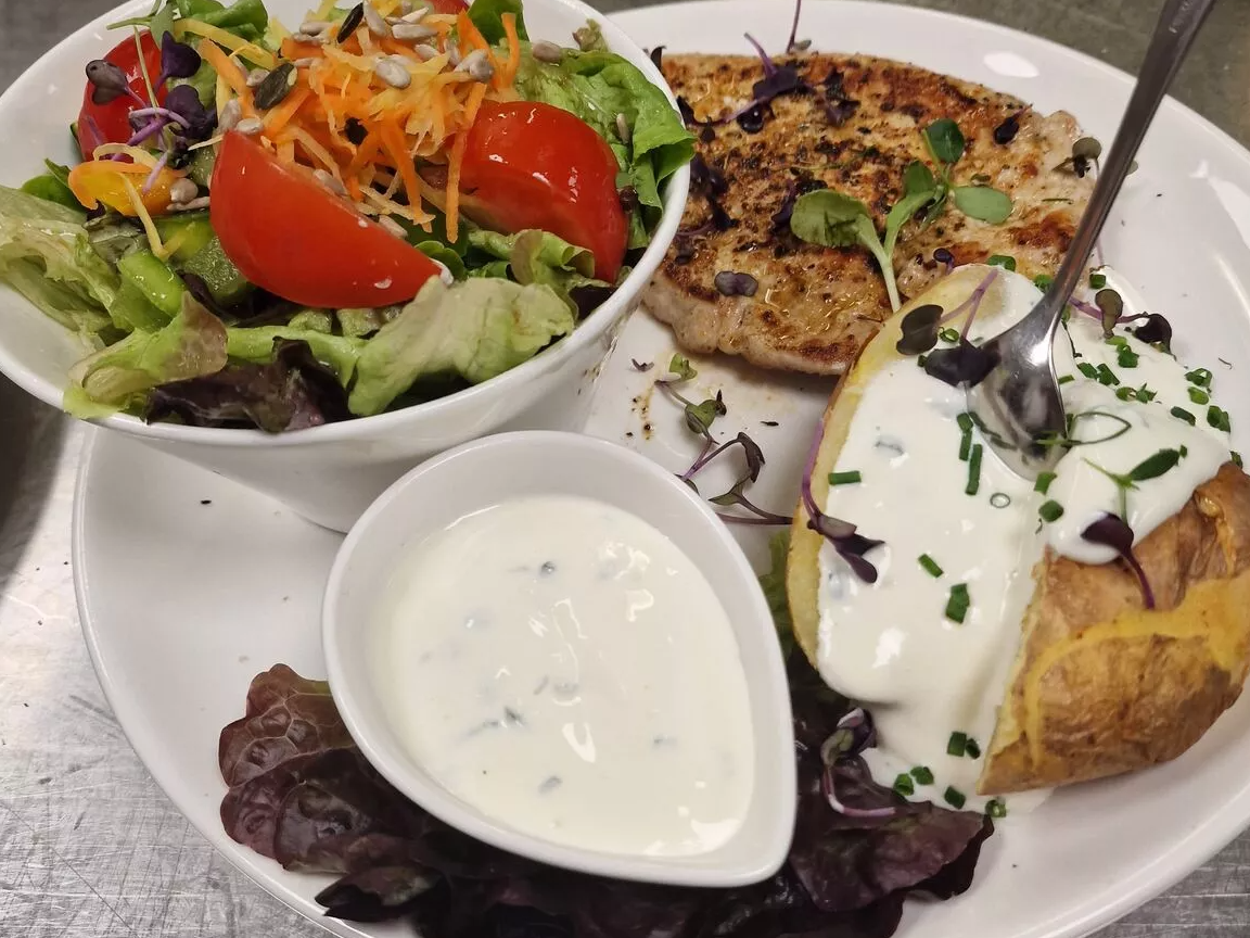 Putensteak mit Ofenkartoffel und Salat